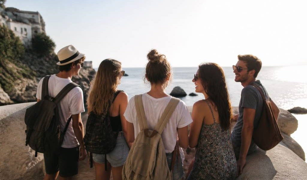 Jeunes en vacances : les meilleures destinations, activités et bons plans pour voyager malin