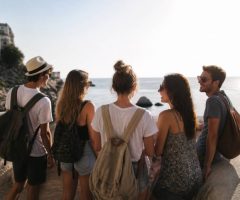 Jeunes en vacances : les meilleures destinations, activités et bons plans pour voyager malin