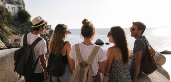 Jeunes en vacances : les meilleures destinations, activités et bons plans pour voyager malin