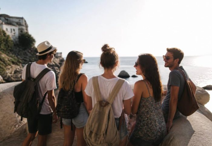Jeunes en vacances : les meilleures destinations, activités et bons plans pour voyager malin