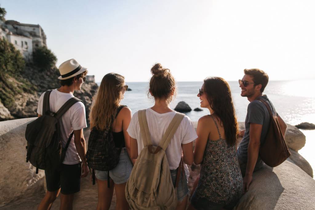 Jeunes en vacances : les meilleures destinations, activités et bons plans pour voyager malin