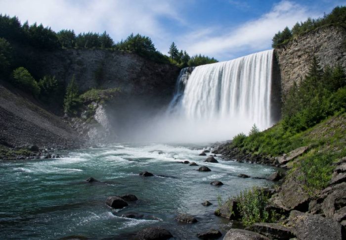 Cascade Canada : les plus belles chutes d’eau à découvrir et les activités incontournables